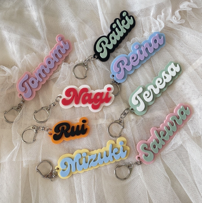 OSHI KEY（オシキー）オリジナルネームキーホルダー 推し活  アクリル素材使用可 愛い９色 名入れ ギフト